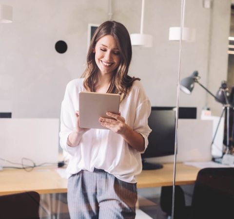 Mevrouw op bureau Decostere